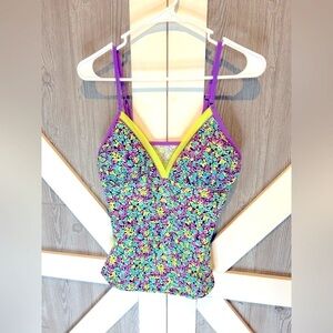 D05.9. Multicolor beautiful tankini no size tag PTP 15” great condition.